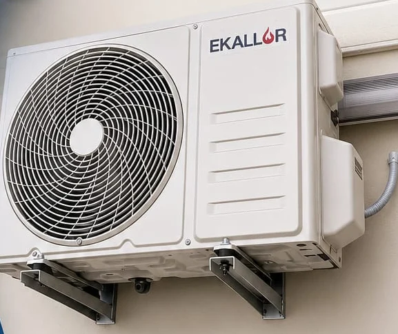 Unidade exterior de ar condicionado Ekallor instalada no Porto