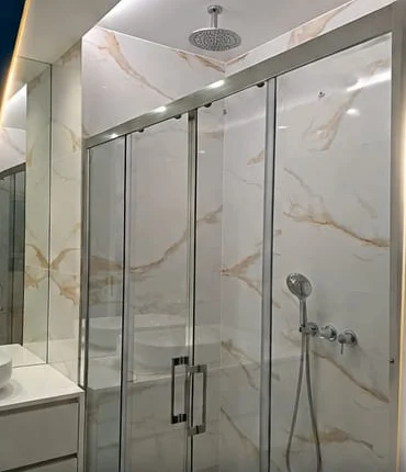 Casa de banho remodelada com base de duche e resguardo em vidro em Vila Nova de Famalicão
